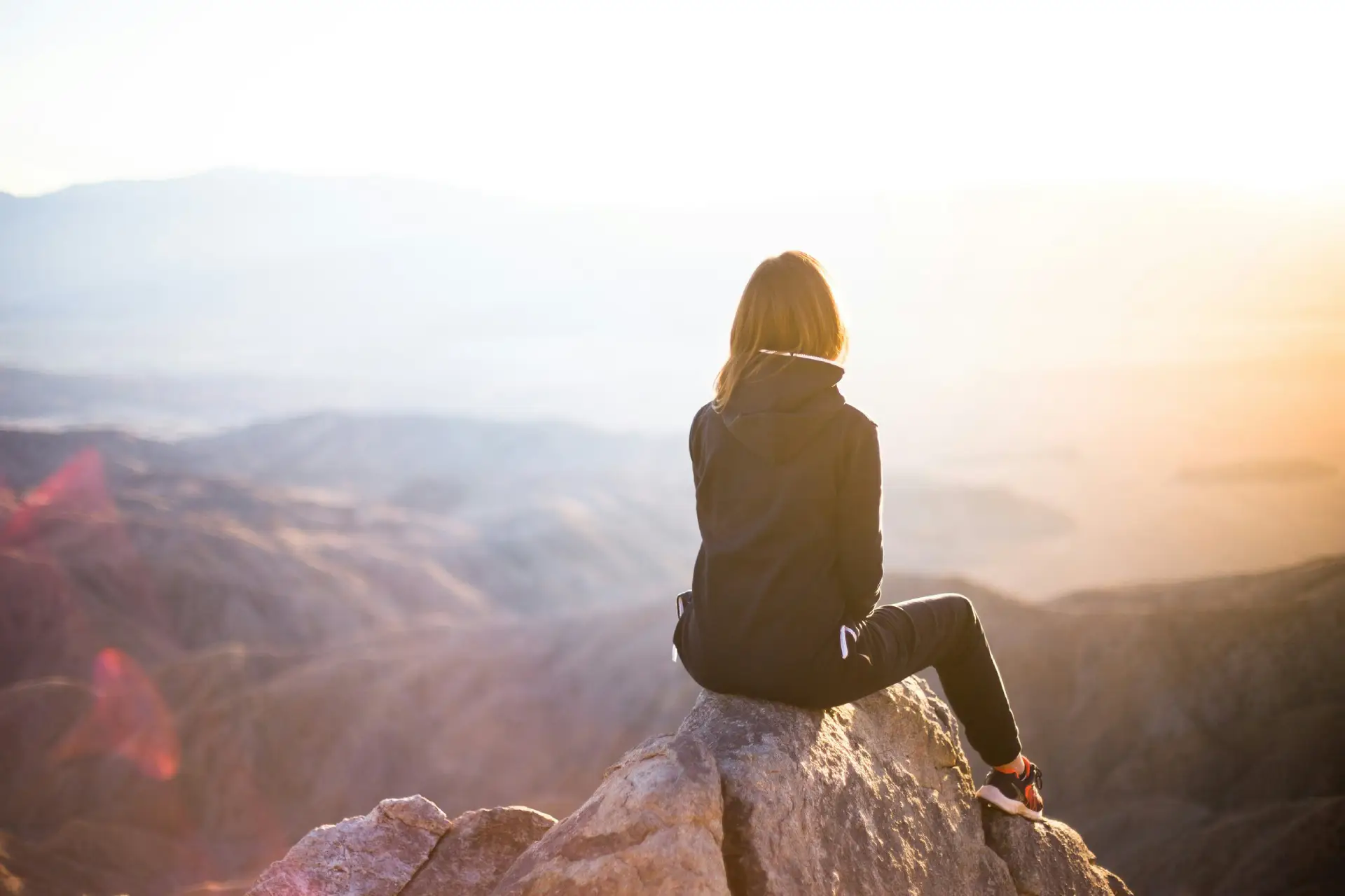 Een vrouw op een berg waar shilajit vandaan komt